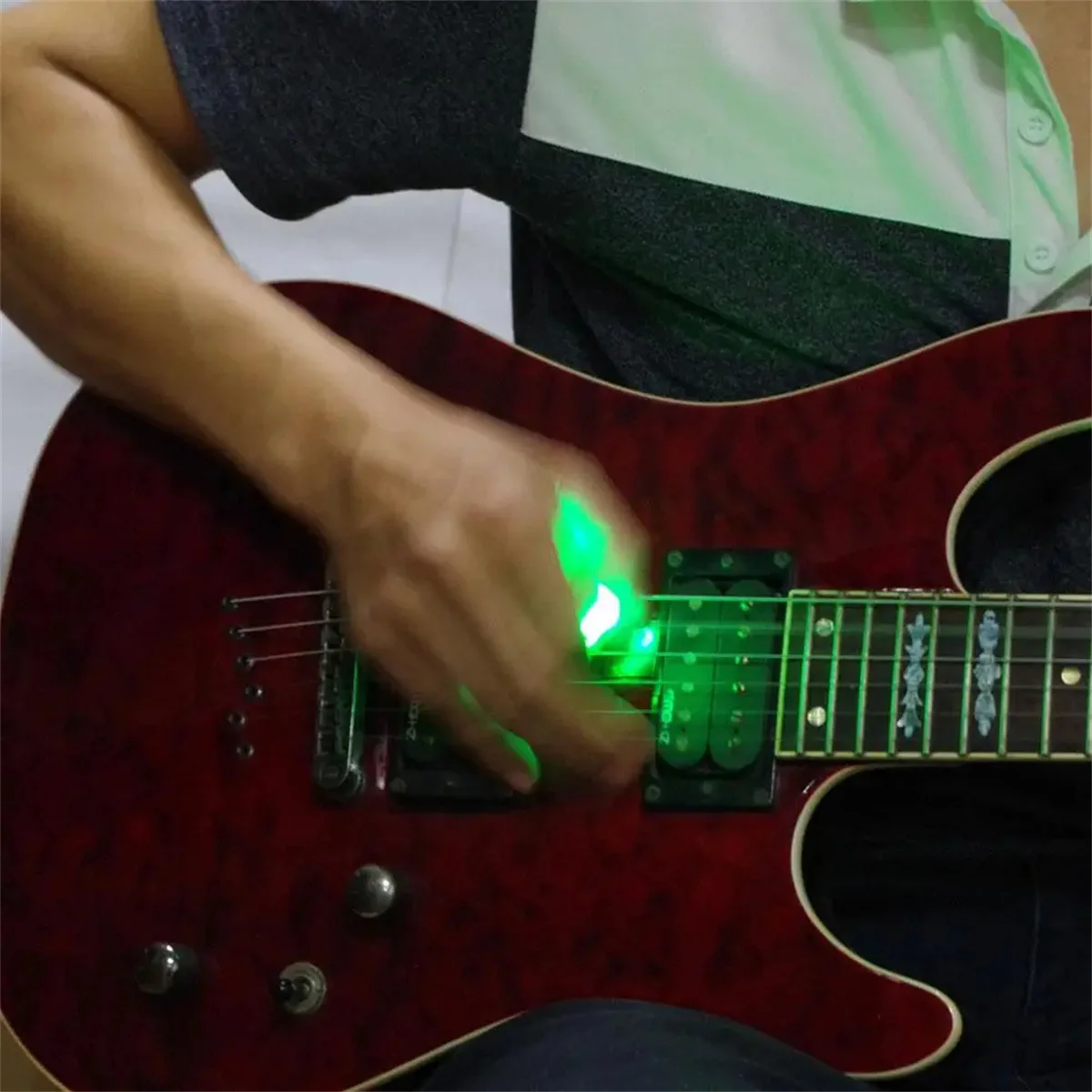Miwayer LED Luminous Guitar Pick 1 pcs - ABS Electric Guitar Picks With Three-Color Light Options (White/Green/Purple)