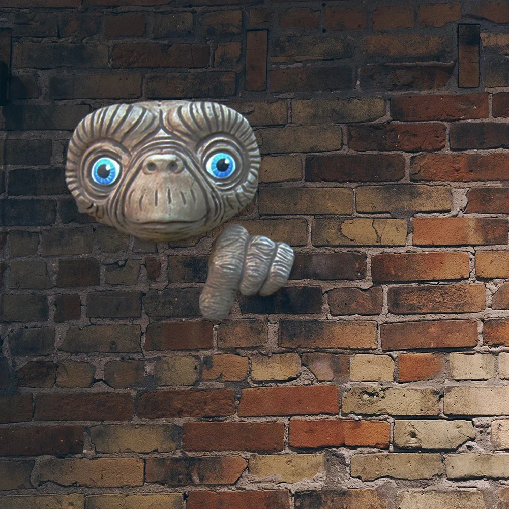 Resin Craft Alien Peeker Statue Yard Art Ornament Garden Fences Door Decoration