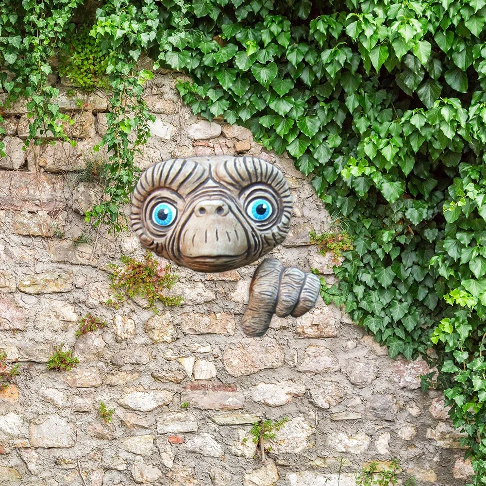 Resin Craft Alien Peeker Statue Yard Art Ornament Garden Fences Door Decoration