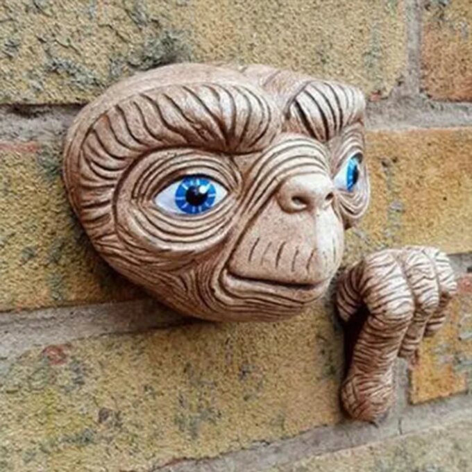 Resin Craft Alien Peeker Statue Yard Art Ornament Garden Fences Door Decoration - Image 2