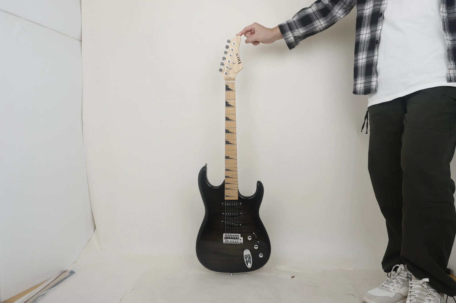 IRIN Electric Guitar ST Model 6 String Tiger Stripe 39 Inch Scale 24 Frets Solid Body Guitar for Beginners And Professionals IRIN Electric Guitar ST Model 6 String Tiger Stripe 39 Inch Scale 24 Frets Solid Body Guitar for Beginners And Professionals